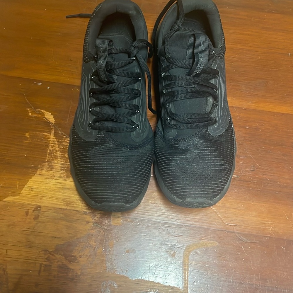 Under Armour Black Athletic Shoes Sleek Design